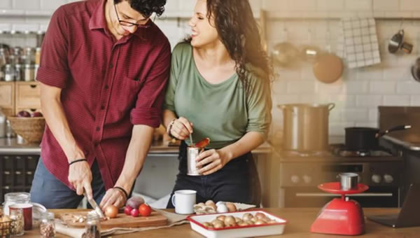 pareja cocinando el dia de san valentin