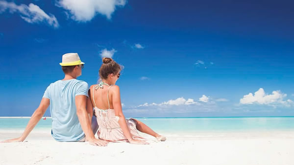 pareja en la playa dia de san valentin